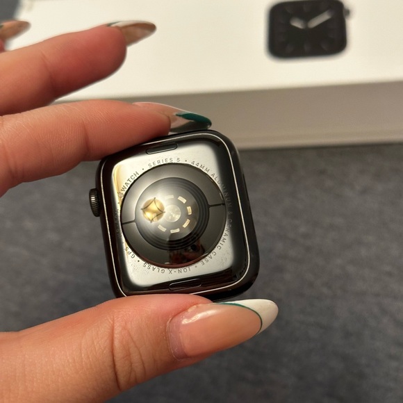 Apple Watch Series 5 w/Box & BNIB Band - Picture 5 of 12